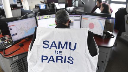 Un centre d'appel du Samu de Paris (illustration). (ALAIN JOCARD / AFP)