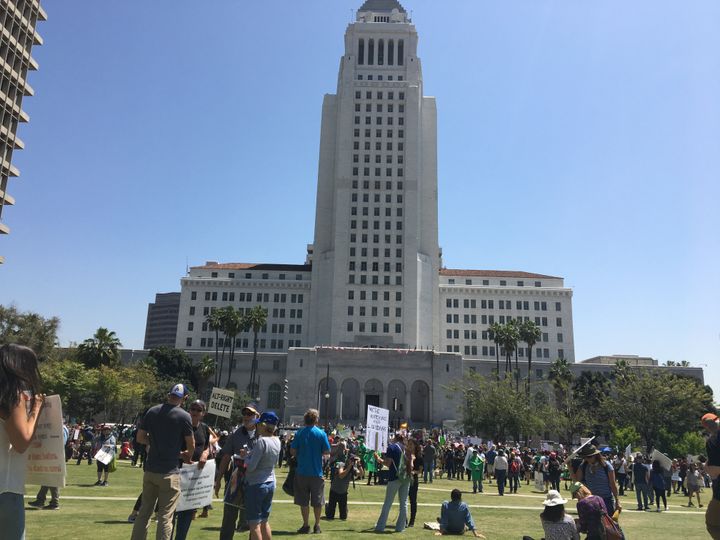 Manifestation à Los Angeles aux Etats-Unis,&nbsp;&nbsp;samedi 15 avril 2017, pour appeler Donald Trump à publier ses revenus et ses impôts. (LOÏC PIALAT / RADIO FRANCE)