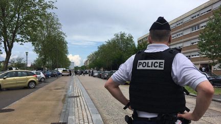 Des policiers dans le quartier de Borny à Metz, 3 juin 2021, où a eu lieu le drame. (CÉCILE SOULÉ / FRANCE-BLEU LORRAINE NORD)