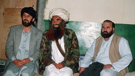 L'ancien leader taliban Jalaluddin Haqqani (au centre), le 2 avril 1991 à Miransah (Pakistan). (ZUBAIR MIR / AFP)