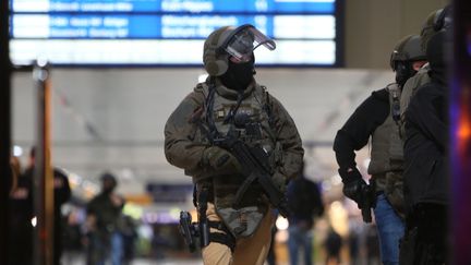 Les forces spéciales de la police allemande déployées à la gare de Düsseldorf (Allemagne), jeudi 9 mars 2017. (DAVID YOUNG / DPA)