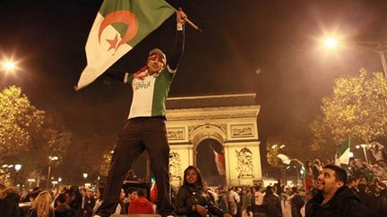 Sur les Champs-Elysées, la joie des supporters de l'Algérie qui s'est qualifiée pour le Mondial de football 2010 (AFP / Thomas Coex)