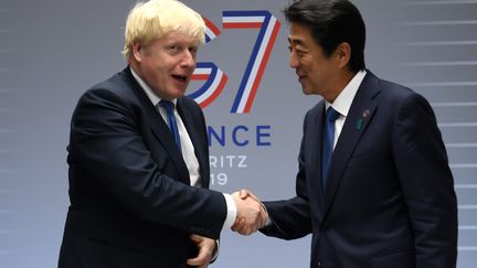 Le Premier ministre britannique Boris Johnson et le Premier ministre japonais Shinzo Abe à Biarritz, le 26 août 2019.&nbsp; (NEIL HALL / AFP)