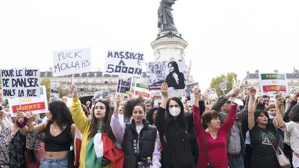 Des manifestantes soutiennent le mouvement de contestation à Paris, le 29 octobre 2022. (FIORA GARENZI / HANS LUCAS / AFP)