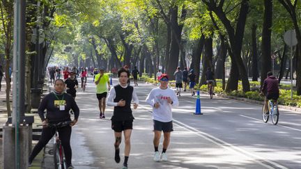 Des cyclistes et des joggers font de l'exercice à Mexico (Mexique), le 17 juillet 2022. (MAXPPP)