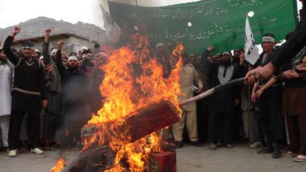 Des manifestants br&ucirc;lent une effigie du pr&eacute;sident am&eacute;ricain Barack Obama &agrave; Kandahar, en Afghanistan,&nbsp;le 13 mars 2012.&nbsp; (NOORULLAH SHIRZADA / AFP)