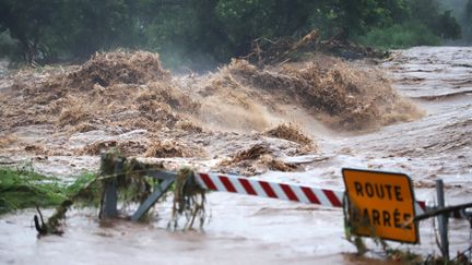 Une route inondée sur la commune de Saint-Pierre, à La Réunion, après le passage de la tempête Berguitta, le 17 janvier 2018. (RICHARD BOUHET / AFP)