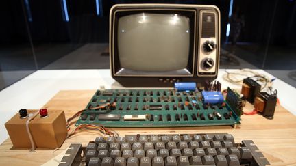 Un ordinateur Apple-1 pr&eacute;sent&eacute; lors d'une vente aux ench&egrave;res au Computer History Museum &agrave; Moutain View (Californie, Etats-Unis), le 24 juin 2013. (JUSTIN SULLIVAN / GETTY IMAGES NORTH AMERICA / AFP)