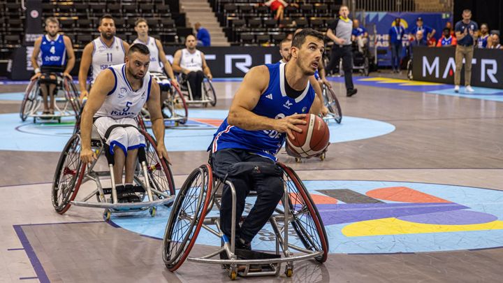 Sofyane Mehiaoui avec l'équipe de France lors des championnats d'Europe de basket fauteuil à Rotterdam, le 14 août 2023. (© Claude Jouanserre / FFH)