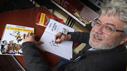 Le dessinateur Achdé, lors d'une dédicace de l'album de Lucky Luke, "la terre promise", en 2016. (JOEL PHILIPPON / MAXPPP)