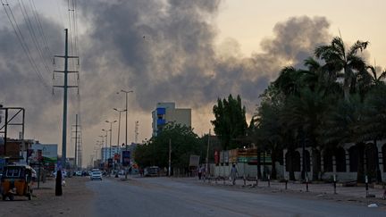 De la fumée au-dessus d'immeubles résidentiels à l'est de Khartoum au Soudan, le 16 avril 2023. (AFP)