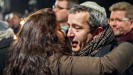 Sara Cekic, d&eacute;put&eacute;e du parti socialiste danois (social-d&eacute;mocrate et &eacute;cologiste), &eacute;treint le pr&eacute;sident de la communaut&eacute; juive, Dan Rosenberg Aslussen, pendant la c&eacute;r&eacute;monie d'hommage &agrave; proximit&eacute; de Krudtoenden, l'endroit de la premi&egrave;re fusillade. (FREYA INGRID MORALES / ANADOLU AGENCY)