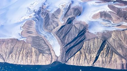 Vue aérienne d'icebergs et d'un glacier près de Pituffik, au Groënland, le 19 juillet 2022. (KEREM YUCEL / AFP)