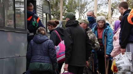 Kherson : les civils laissent derrière eux une ville en proie aux bombardements (FRANCE 2)