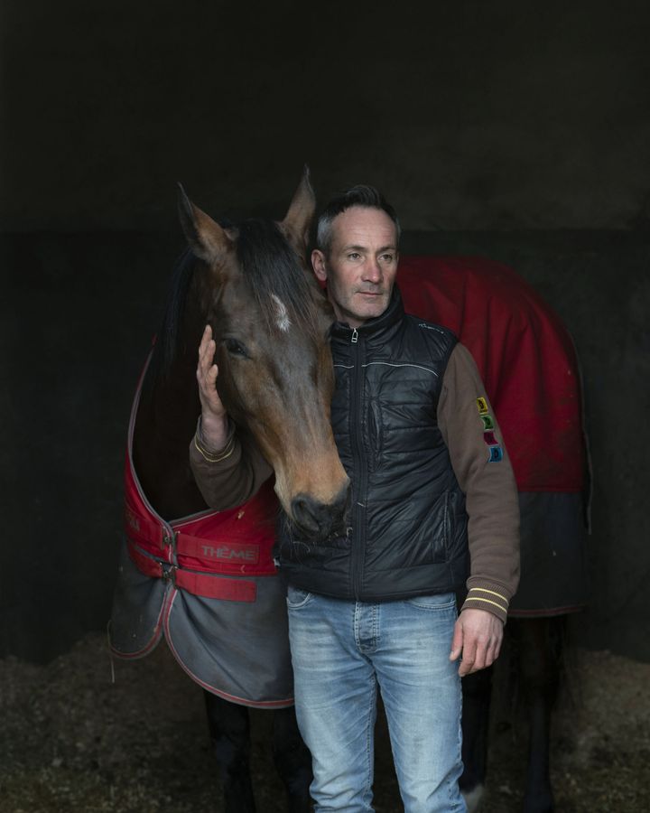 Stéphane, driver à l'hippodrome de Vichy Bellerive&nbsp;Vichy, 2019&nbsp;- Série exposée sur le parvis de l'église Saint Louis et sur le parvis de la gare (Anbroise Tézenas)