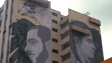 São Paulo : les graffeurs offrent un "message d'espoir"