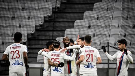 Moussa Dembélé a ouvert le score sur penalty face à Saint-Etienne lors de la 22e journée de Ligue 1. (JEFF PACHOUD / AFP)