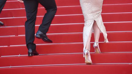 L'actrice Emily Blunt (&agrave; gauche) et l'acteur Josh Brolin (&agrave; droite) montent les marches &agrave; Cannes (Alpes-Maritimes), le 19 mai 2015. (AAPIMAGES / PANCKOW / AFP)