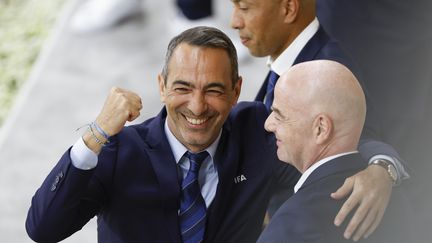 Youri Djorkaeff célèbre la victoire de la France en demi-finale de la Coupe du monde contre le Maroc aux côtés du président de la Fifa Gianni Infantino au stade Al-Bayt, le 14 décembre 2022. (WANG LILI / XINHUA)