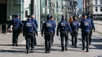 Des policiers patrouillent dans les rues de Bruxelles (Belgique), le 26 mars 2020. (BERTRAND VANDELOISE / HANS LUCAS / AFP)