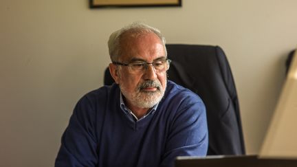 Installé à Charny, dans l'Yonne, depuis 34 ans, le docteur&nbsp;Alain Schaller reste le seul médecin en activité dans la commune. (MATTHIEU MONDOLONI / RADIO FRANCE)