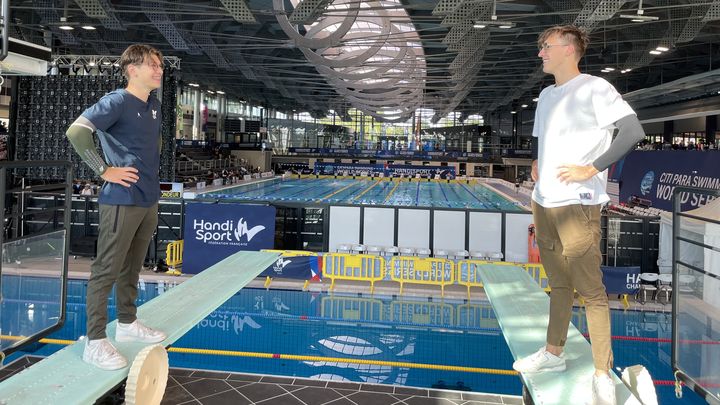 Les deux frères Portal, Kylian et Alex, prennent la pose après leur session d'entraînement, le 25 mai 2023. (Clément Mariotti Pons)