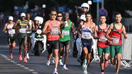 Hassan Chahdi au milieu d'un peloton de coureurs, lors du marathon des Mondiaux 2023, à Budapest (Hongrie). (ATTILA KISBENEDEK / AFP)