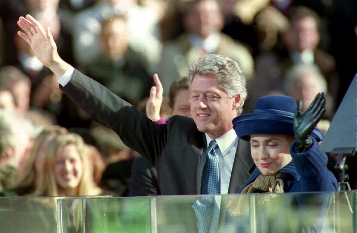 Lors de sa première cérémonie d'investiture à Washington (Etats-Unis),&nbsp;le 20 janvier 1993, Bill Clinton avait 46 ans. Il reste le troisième plus jeune président à avoir été&nbsp;élu à la Maison Blanche. (AFP)