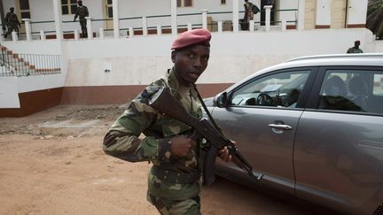 Un soldat de Guin&eacute;e-Bissau dans les quartiers militaires de la capitale du pays, Bissau, le 19 mars 2012. (JOE PENNEY / REUTERS)