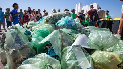 Des bénévoles ramassent des déchets sur la plage de Nice, à l'occasion du World Cleanup Day, le 17 septembre 2022. (ROLAND MACRI / HANS LUCAS)