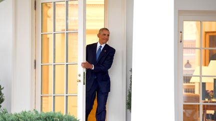 Barack Obama quitte le Bureau ovale de la Maison Blanche pour la dernière fois, le 20 janvier 2017, à Washington (Etats-Unis). (JIM WATSON / AFP)