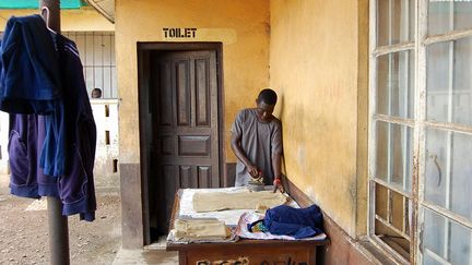 Un moment de répit apprécié par les détenus qui dénoncent, sous couvert d'anonymat, la «violence» qui éclate entre eux «pour la nourriture, l'eau et l'espace». En un mot l'«enfer». (SAIDU BAH / AFP)