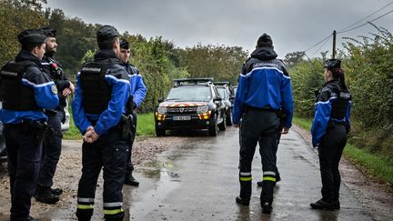 Des gendarmes assurent un périmètre de sécurité, le 17 octobre 2024, près de l'endroit où le corps sans vie de Lina a été retrouvé, à Sermoise-sur-Loire (Nièvre). (ARNAUD FINISTRE / AFP)