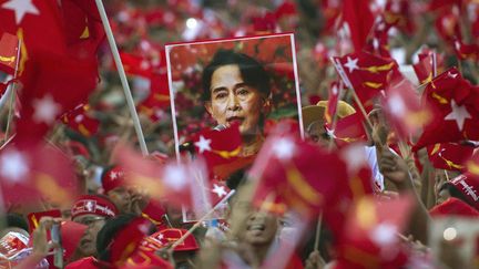 L’opposante charismatique  birmane Aung San Suu Kyi a remporté une victoire écrasante aux législatives du 8 novembre 2015. Objectif : faire oublier le règne sanglant de la junte militaire.  (YE AUNG THU / AFP)