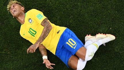 Le Brésilien Neymar se tord de douleur après un tacle du milieu de terrain suisse&nbsp;Valon Behrami, le 17 juin 2018 à&nbsp;Rostov-sur-le-Don (Russie). (JEWEL SAMAD / AFP)