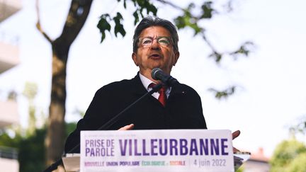 Le leader de la Nupes, Jean-Luc Mélenchon, le 4 juin 2022 à Villeurbanne (Rhône). (OLIVIER CHASSIGNOLE / AFP)