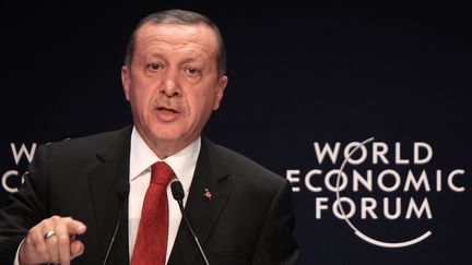 Recep Tayyip Erdogan prononce un&nbsp;discours au Forum &eacute;conomique mondial, &agrave; Istanbu (Turquie), le 28 septembre 2014. (ONUR COBAN / ANADOLU AGENCY)