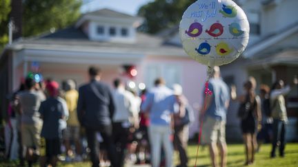 Un ballon avec le message "Tu nous manques" est brandi devant la maison d'enfance de Mohamed Ali, le 9 juin 2016 à Louisville (kentucky).&nbsp; (JIM WATSON / AFP)