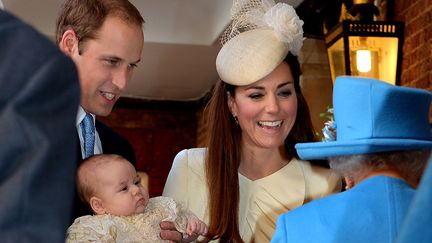 La duchesse de Cambridge et le prince William font baptiser leur fils George, en pr&eacute;sence de&nbsp;la reine d'Angleterre, le 23 octobre 2013, au palais Saint&nbsp;James, &agrave; Londres (Royaume-Uni).&nbsp; (JOHN STILLWELL / AFP)