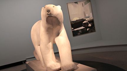 La derni&egrave;re pi&egrave;ce de l'exposition, bien climatis&eacute;e, est consacr&eacute;e &agrave; l'ours polaire, symbole r&eacute;cent de la lutte contre le r&eacute;chauffement climatique. (ELODIE DROUARD / FTVI)