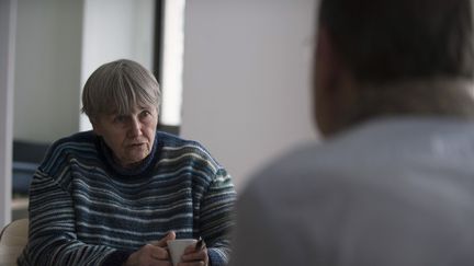 Michèle-France Pesneau, ancienne religieuse et victime de violences sexuelles, témoigne devant le président de la Commission reconnaissance et réparation, à Paris le 14 février 2022. (JULIEN DE ROSA / AFP)