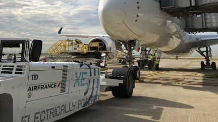 Un tracteur électrique pour avion (AIR FRANCE)