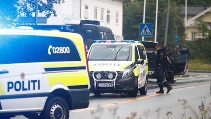 Des policiers devant une mosquée attaquée à&nbsp;Baerum (dans la banlieue d'Oslo, en Norvège), le 10 août 2019. (TERJE PEDERSEN / AFP)