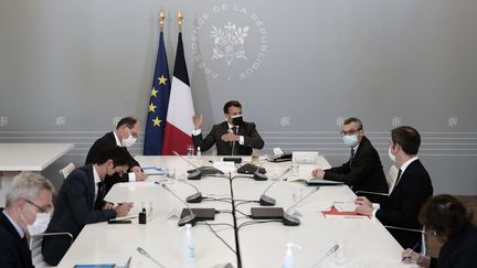 Le président Macron préside la réunion hebdomadaire sur la campagne de vaccination contre le Covid-19, le 21 avril 2021. (LEWIS JOLY / POOL)