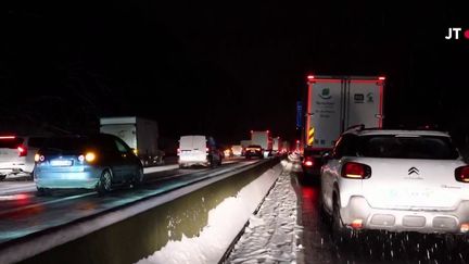 Des milliers d'automobilistes sont bloqués sur les routes d'Île-de-France en raison des chutes de neige. Cela bouchonne encore mardi 9 janvier au matin. (France 2)