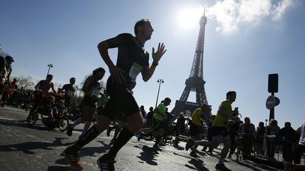 Un coureur lors du marathon de Paris, le 3 avril 2016. (THOMAS SAMSON / AFP)