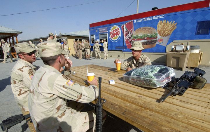 U.S. soldiers eat hamburgers at U.S. base in Bagram, October 2004. & nbsp;  (EMMANUEL DUNAND / AFP)