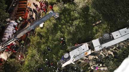 Les &eacute;quipes de secours encadrent les corps de victimes, lors de l'accident d'un autocar dans le sud de l'Italie, dimanche 28 juillet 2013. ( AFP )