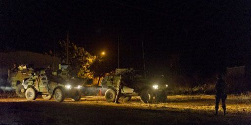 Convoi de militaires français près de l'aéroport de Bamako (Mali) le 11 janvier 2013 (photo du service de communication des armées). (AFP-ECPAD)