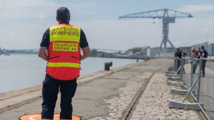 Un&nbsp;pompier sur le quai Wilson, à Nantes, lors des recherches pour retrouver Steve Maia Caniço, le 25 juin 2019. (ESTELLE RUIZ / NURPHOTO / AFP)